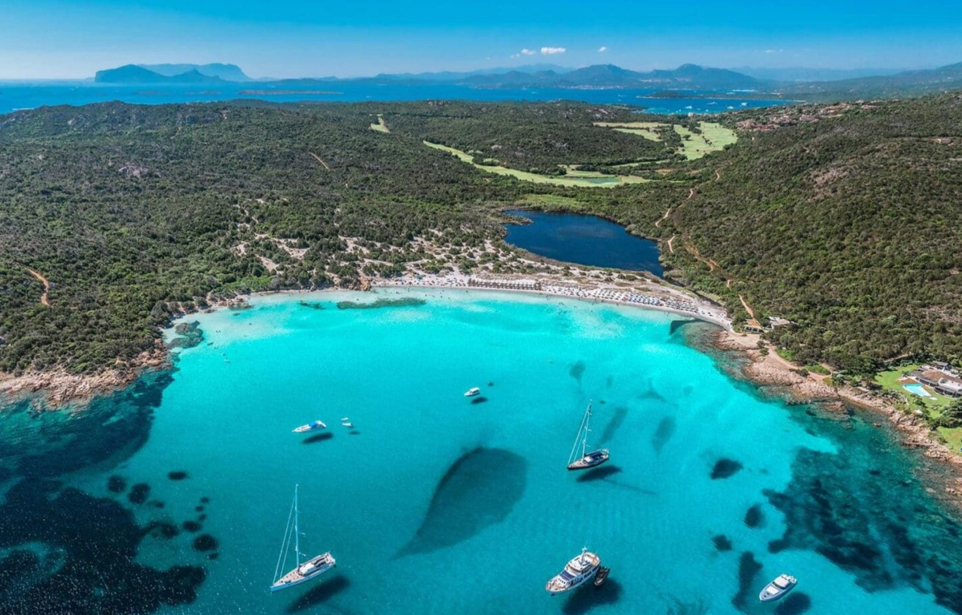 Im Nordosten der Insel Sardinien wechseln sich Traumstrände und Naturschutzgebiete ab. Nehmen Sie idealerweise einen kleinen Mietwagen, um die schönsten Orte der zweitgrößten Mittelmeerinsel auf eigene Faust und im eigenen Tempo zu entdecken, das lohnt sich sehr! OLB 0156